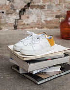 Baskets basses Renée - Cuir blanc peinture et suède moutarde VP