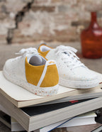 Baskets basses Renée - Cuir blanc peinture et suède moutarde VP